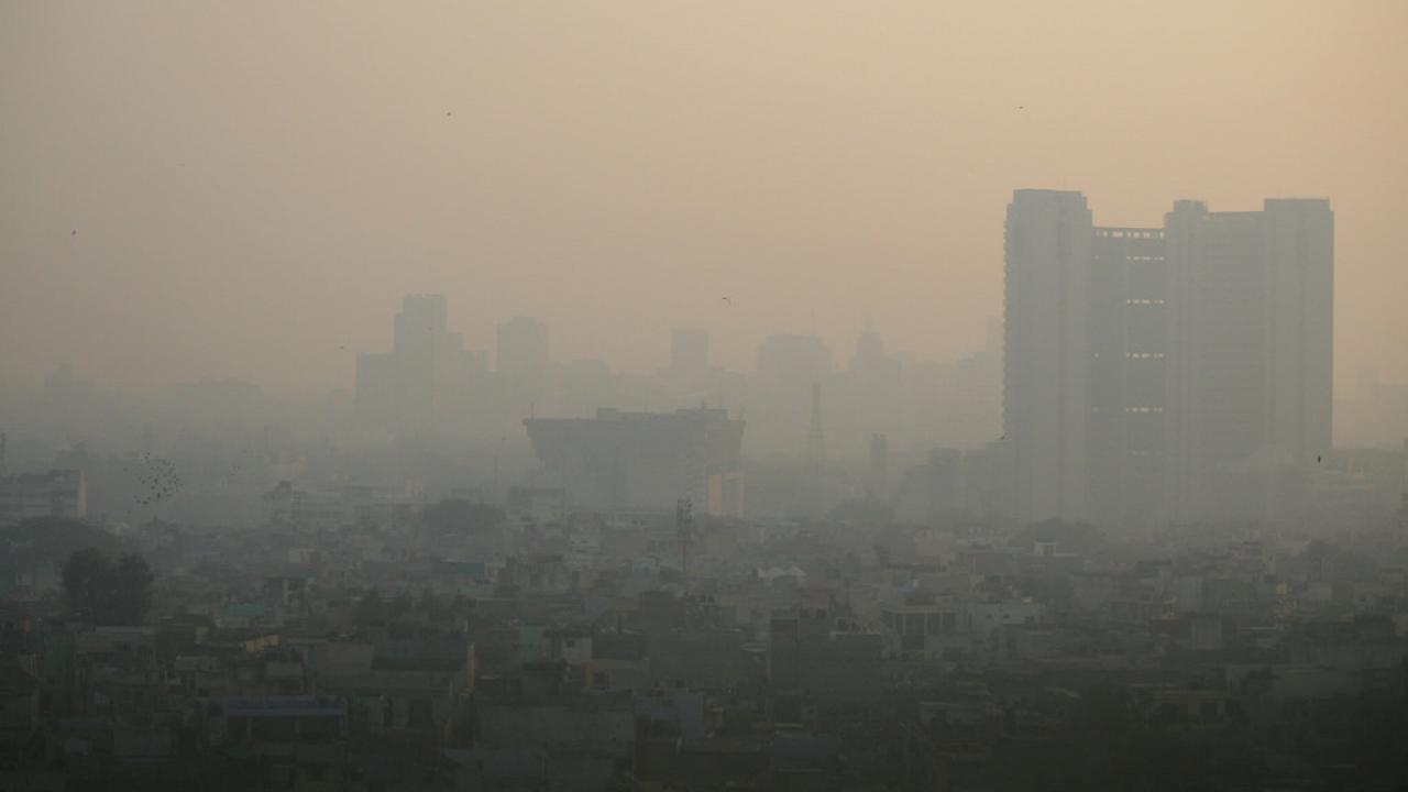 Image: thick smoke settles over New Delhi.